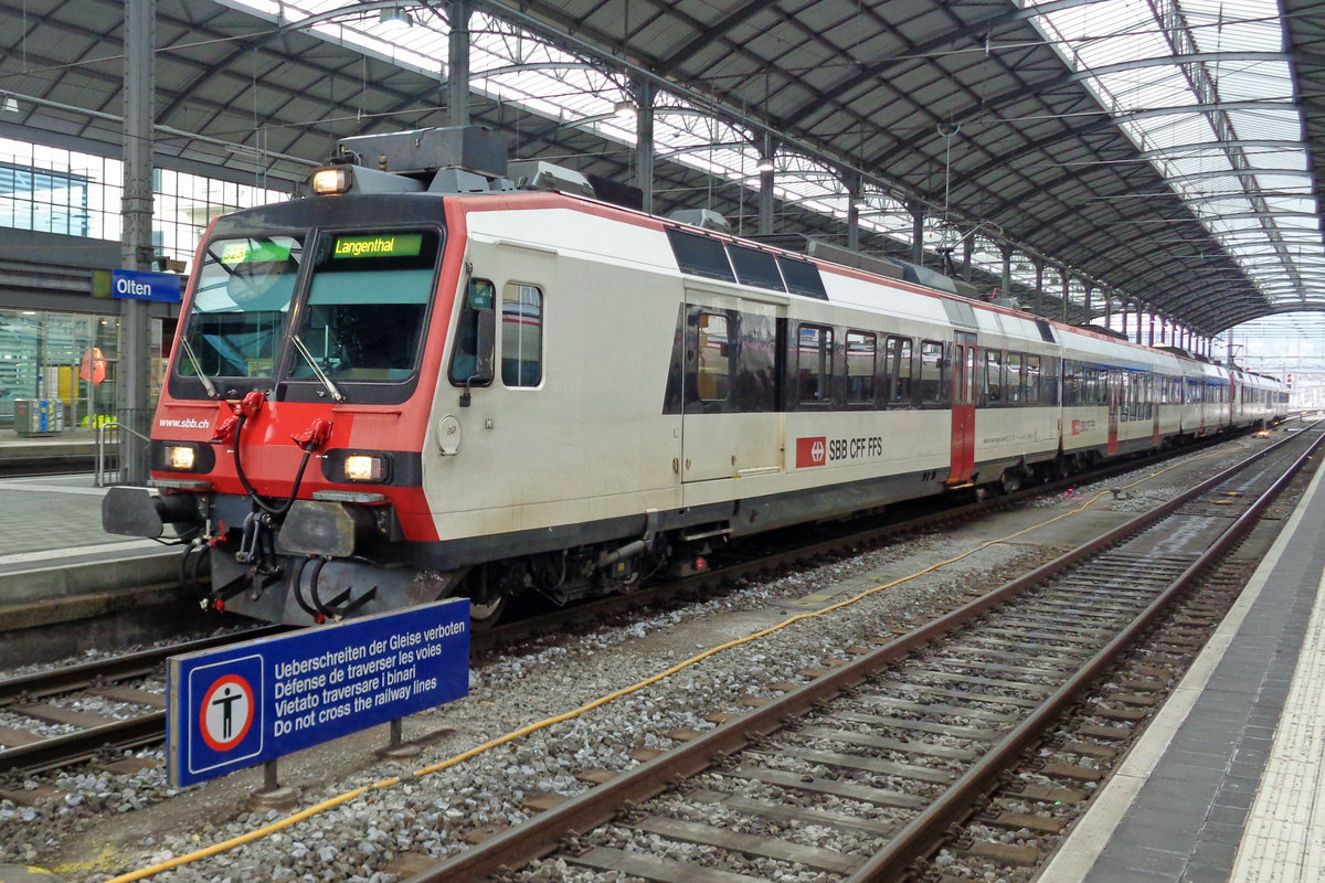 On 31 December 2018 SBB 560 206 calls at Olten.