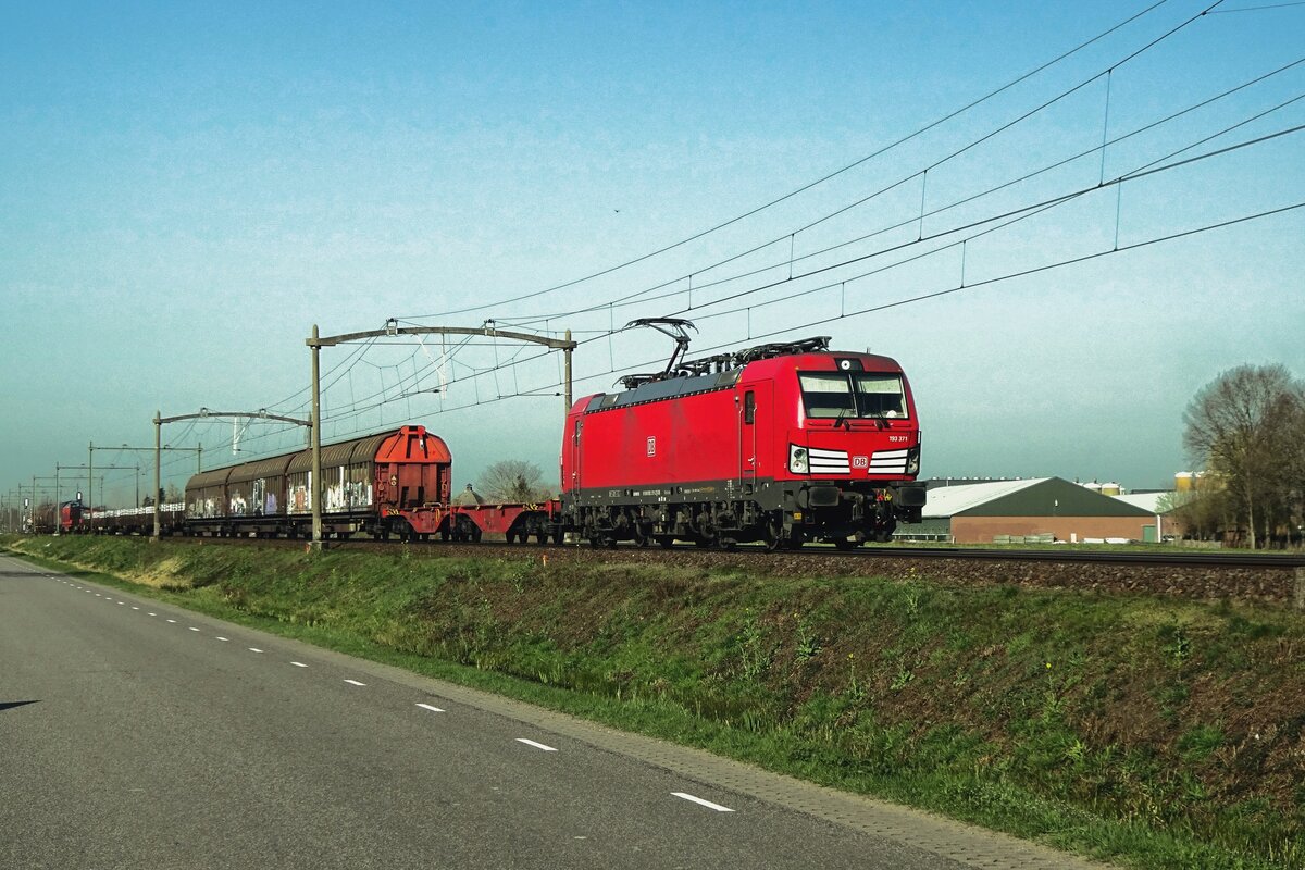 On 31 March 2021 mixed freight passes through Roond with 193 371 leading. 