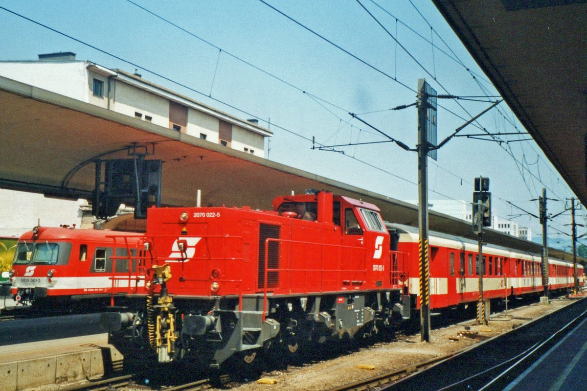 On 31 May 2003 ÖBB 2070 022 shunts Schlieren coaches at Linz Hbf.