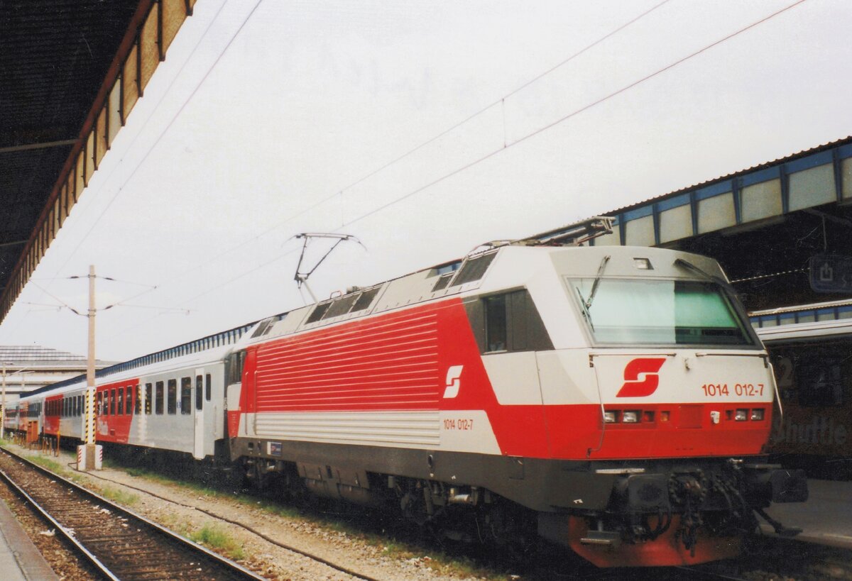 On 31 May 2004 ÖBB 1014 012 stands at Wien Süd. Wien SÜd became Wien Hbf and Class 1014 has disappeared from ÖBB trakcs and ranks.