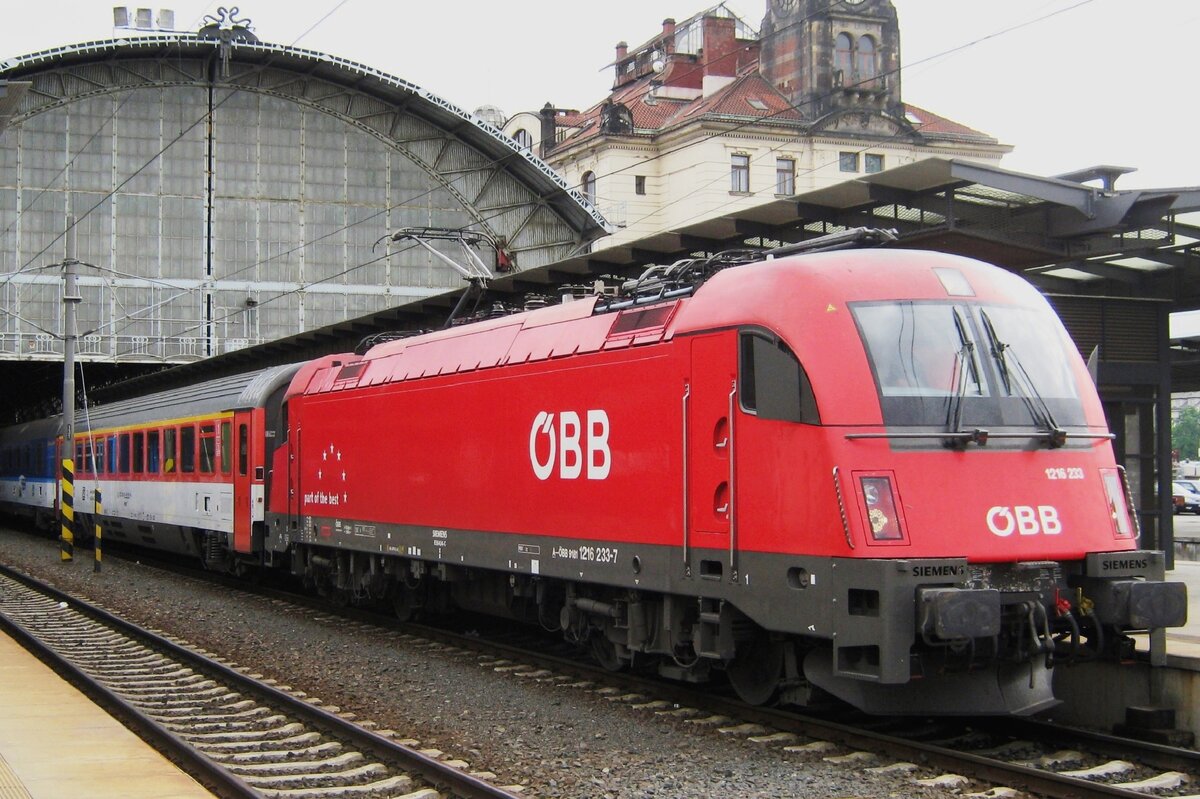 On 31 May 2012 ÖBB 1216 233 stands with an EC service to Graz via Vienna in Praha hl.n.
