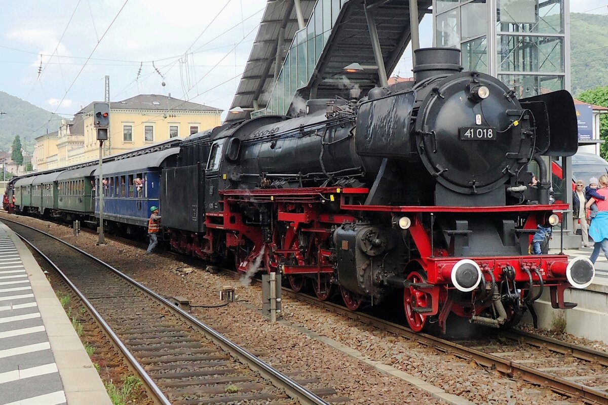 On 31 May 2014 Ochsenlok 41 018 readies herself with a steam shuttle to Bad Durkheim for departure at Neustadt (Weinstrasse).