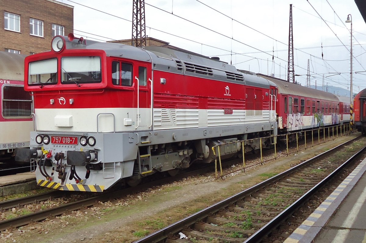 On 31 May 2015, ZSSK 757 018 has a breather in moisty Zilina.