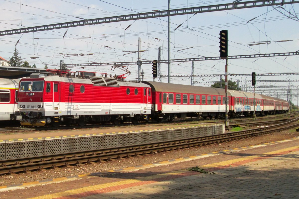 On 31 May 2015, ZSSK 361 108 enters Bratislava hl.st. with a train from Martín.
