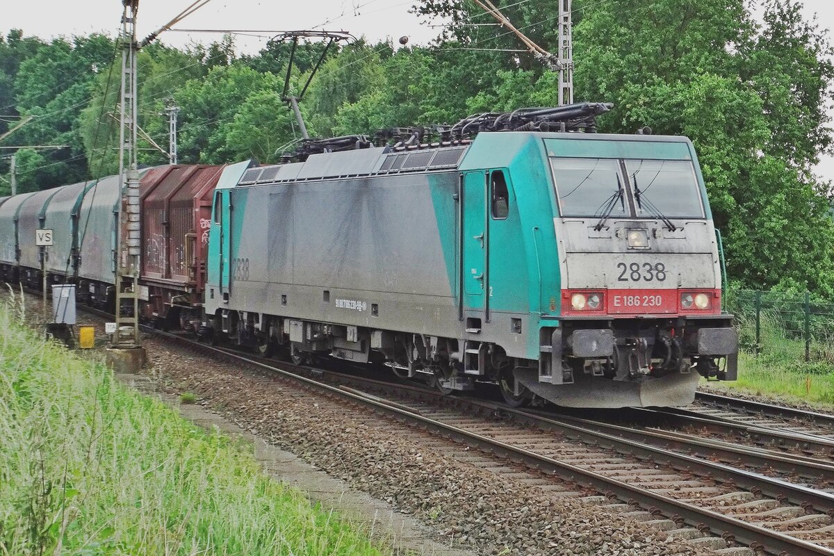 On 31 May 2017 steel train with Lineas 2838 enters Venlo via the railway crossing at Vierpaardjes.