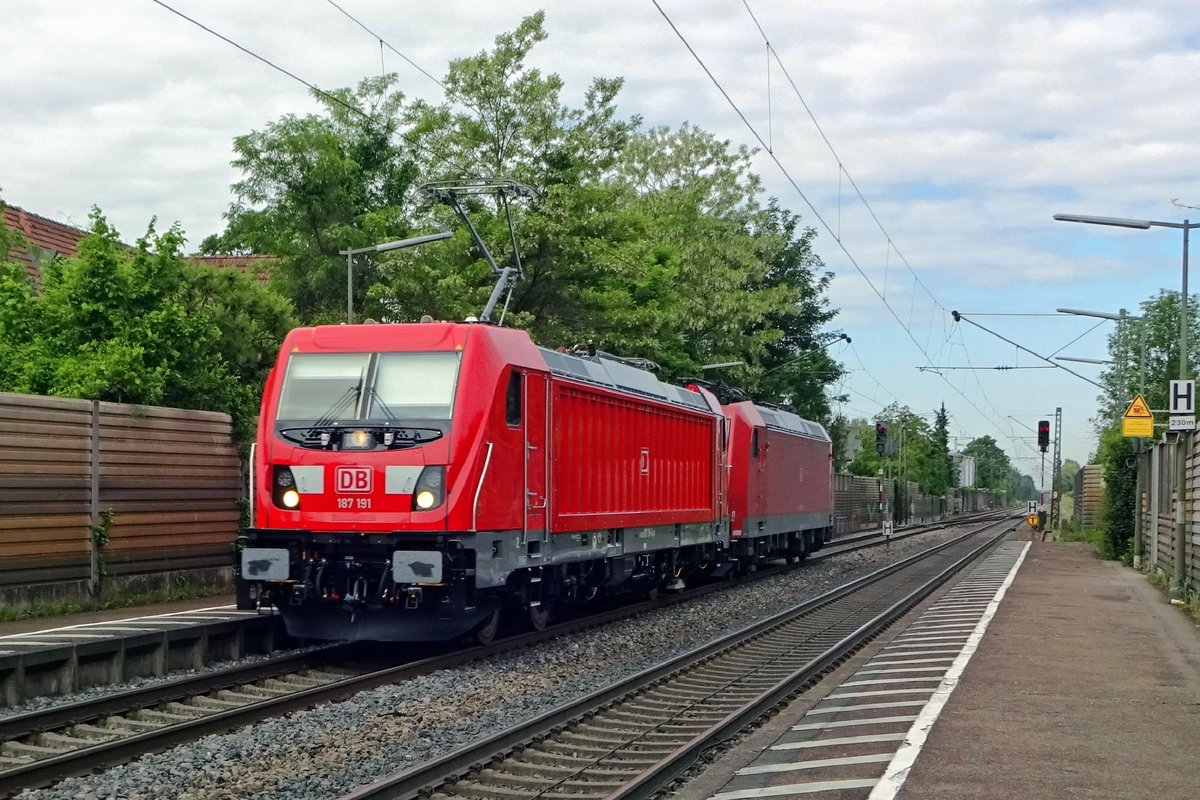 On 31 May 2019 DB 187 191 hauls a Class 185 through Bad Krozingen.