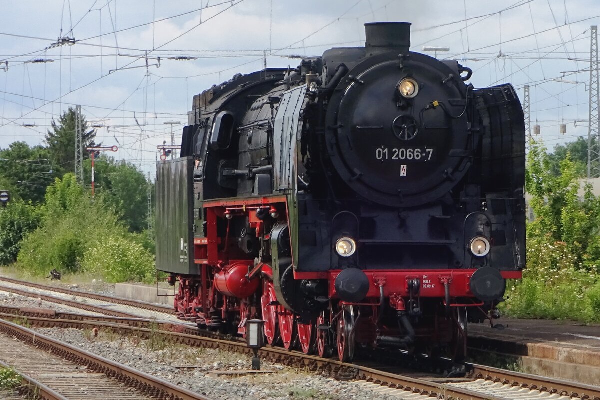 On 31 May 2019, Pazifik 01 2066 runs light through Nördlingen station.