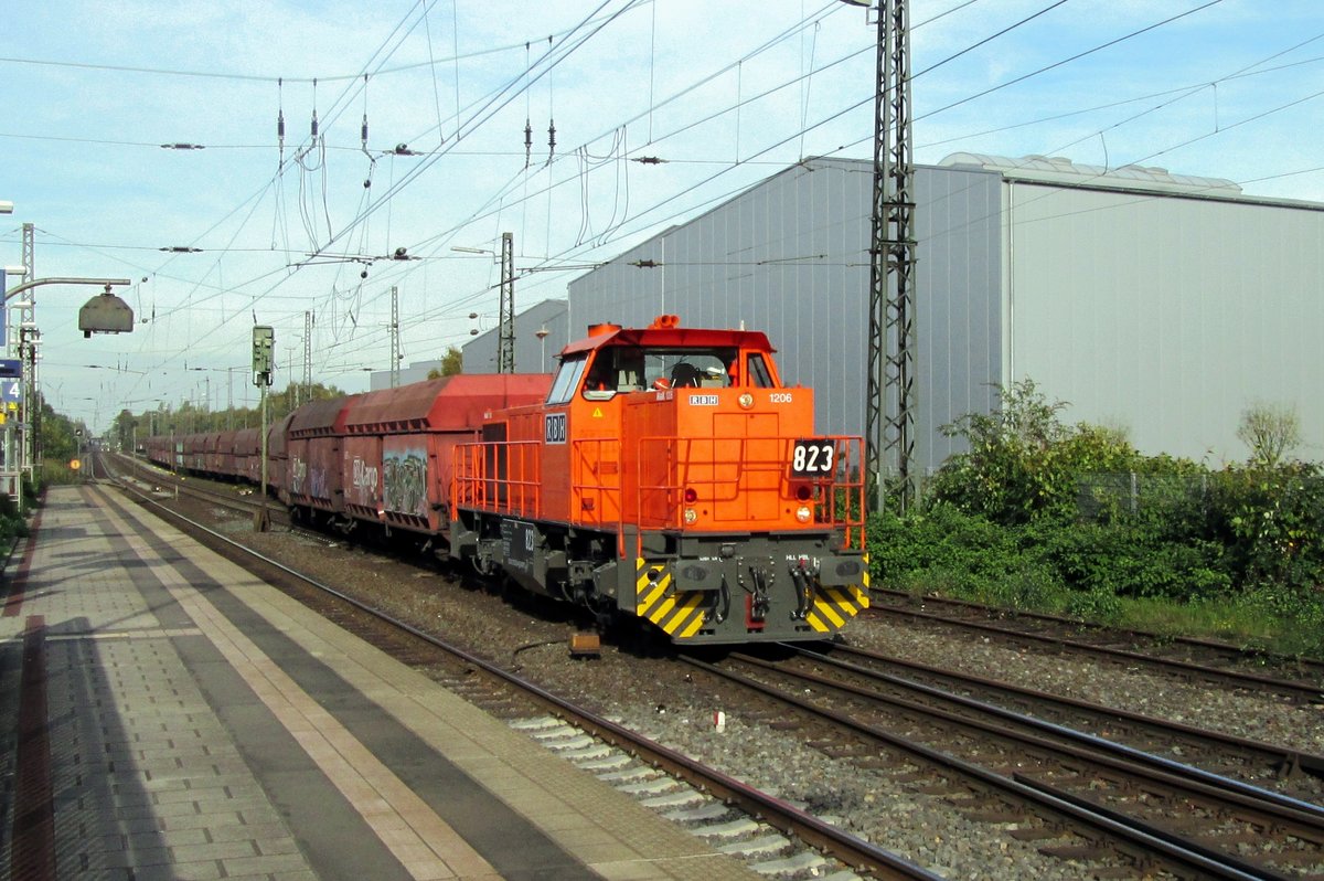 On 31 October 2013 RBH 823 hauls an empty coal train through Recklinghausen Süd.