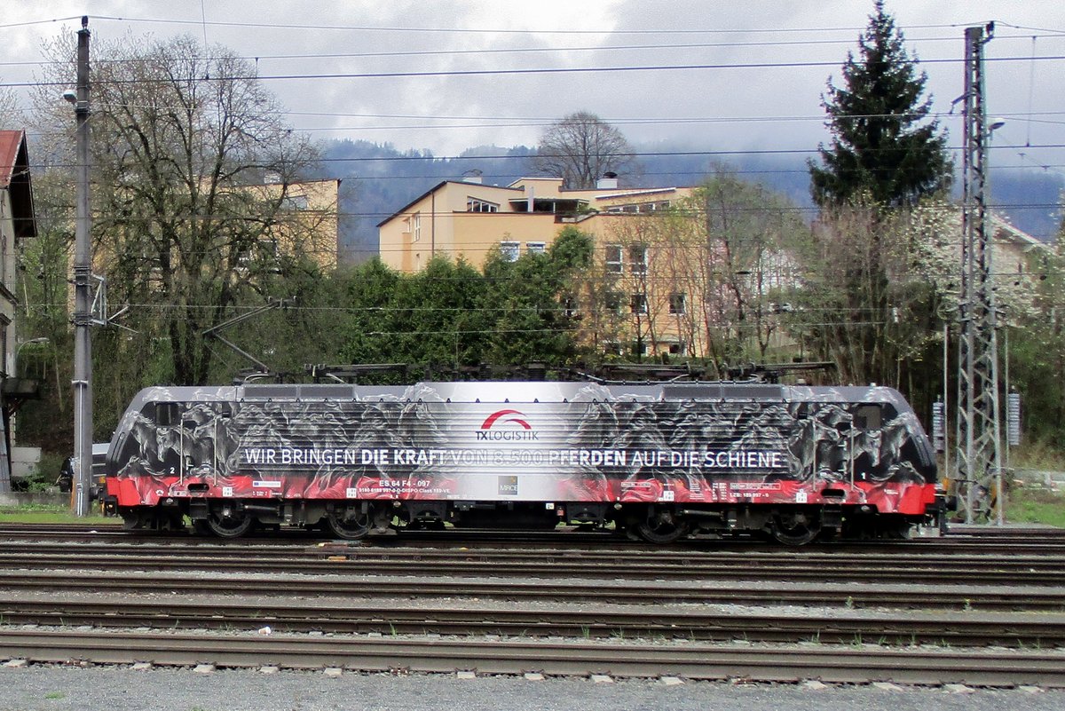 On 4 April 2017 TX Log 189 997 boasts upon her 8,500 HP strength at Kufstein, but at the end of November 2020 stese stickers were transferred from this loco to a new Vectron. Sic Gloria Transit.
