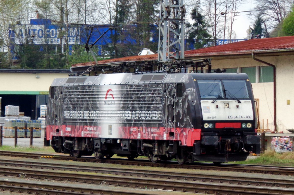 On 4 April 2017 TX Log 189 997 boasts upon her 8,500 HP strength at Kufstein, but at the end of November 2020 stese stickers were transferred from this loco to a new Vectron. Sic Gloria Transit.