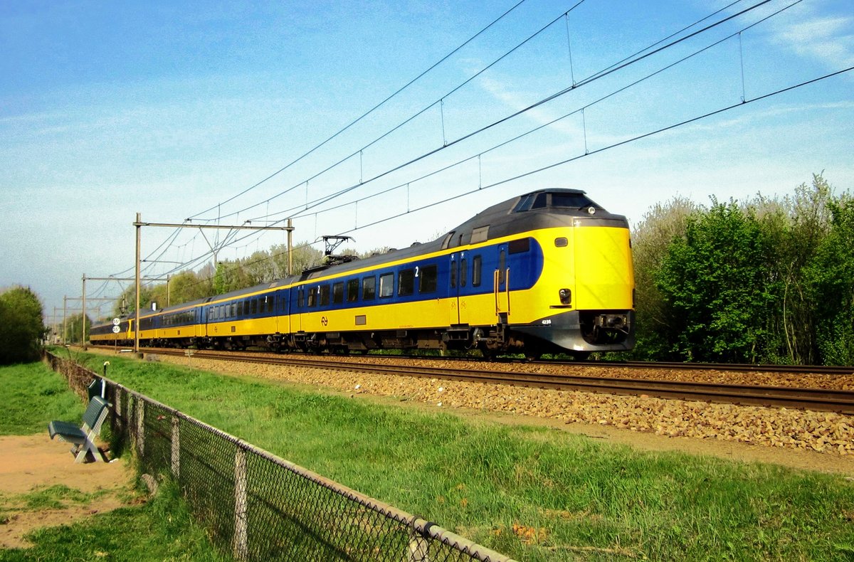 On 4 August 2005 NS 4235 speeds through Alverna.