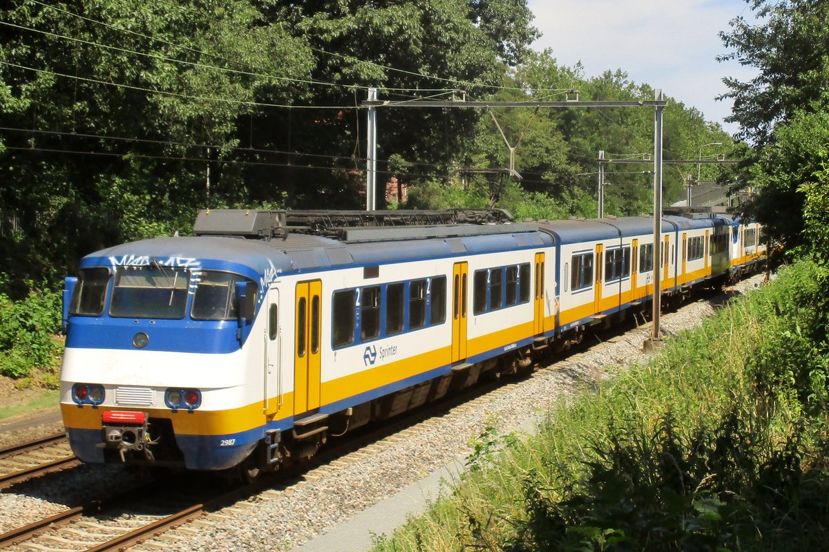 On 4 August 2015 NS 2987 passes through Nijmegen between the city's centre and the Goffert soccer stadium.