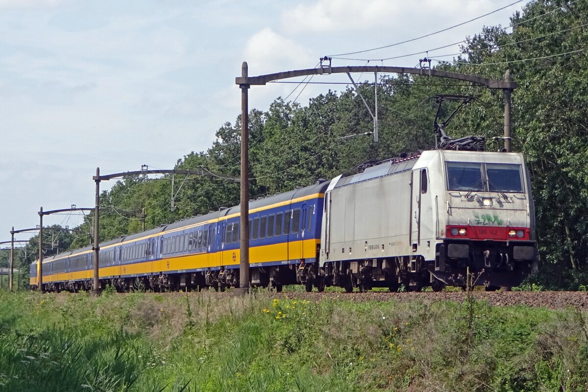 On 4 August 2019 IC-Direct is hauled by 186 142 and passes Tilburg Oude Warande.