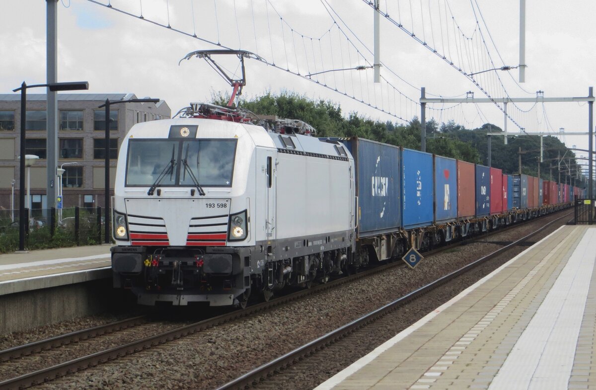 On 4 August 2021 RTB 193 598 -in plain white- hauls the Blerick intermodal shuttle through Tilburg-Reeshof. 