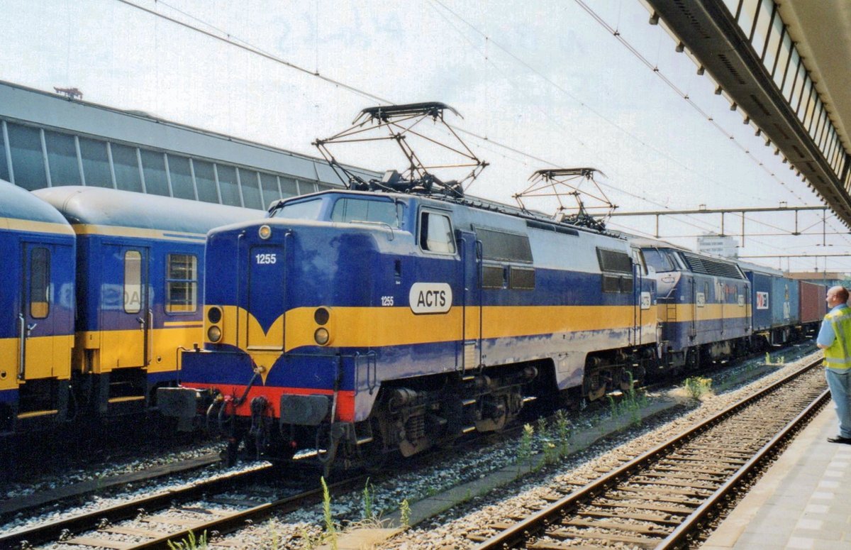 On 4 July 2008, ACTS 1255 hauls a container train through Rotterdam.