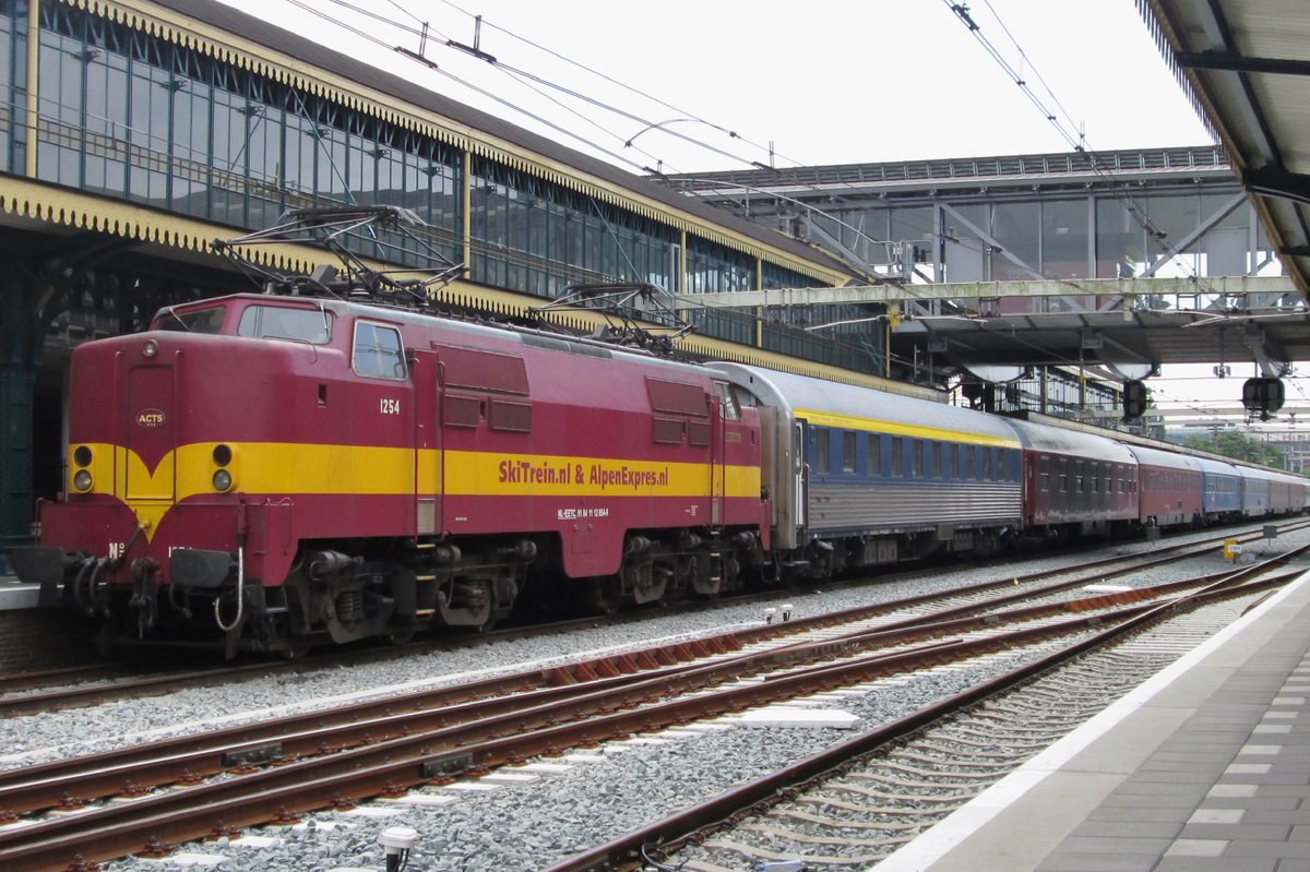On 4 July 2014 EETC 1254 hauls an overnight train into 's-Hertogenbosch, where a change of direction is foreseen. Whiule the loco will be running round, some car transporting wagons will be shunted ontop the rear of the train.