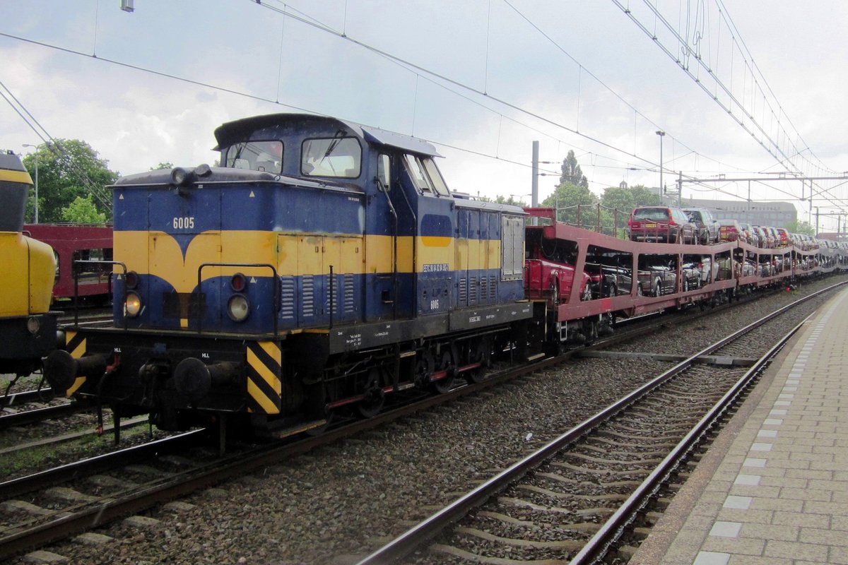 On 4 July 2014, ETC 6005 hauls the car transporter part of an overnight train through 's-Hertogenbosch to be coupled at the back of the train.