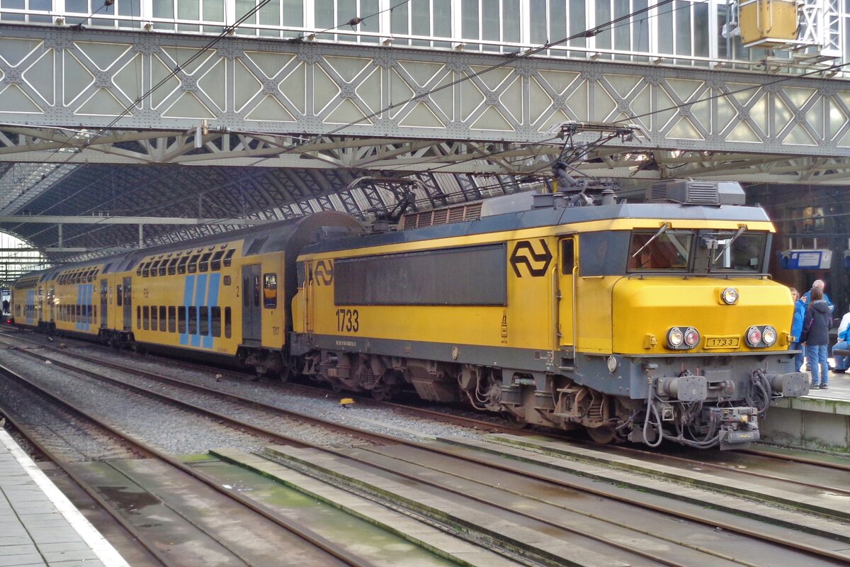 On 4 July 2017 NS 1733 stands at Amsterdam Centraal with a DD-AR set -the setting, where it all began for Class 1700 from 1994.