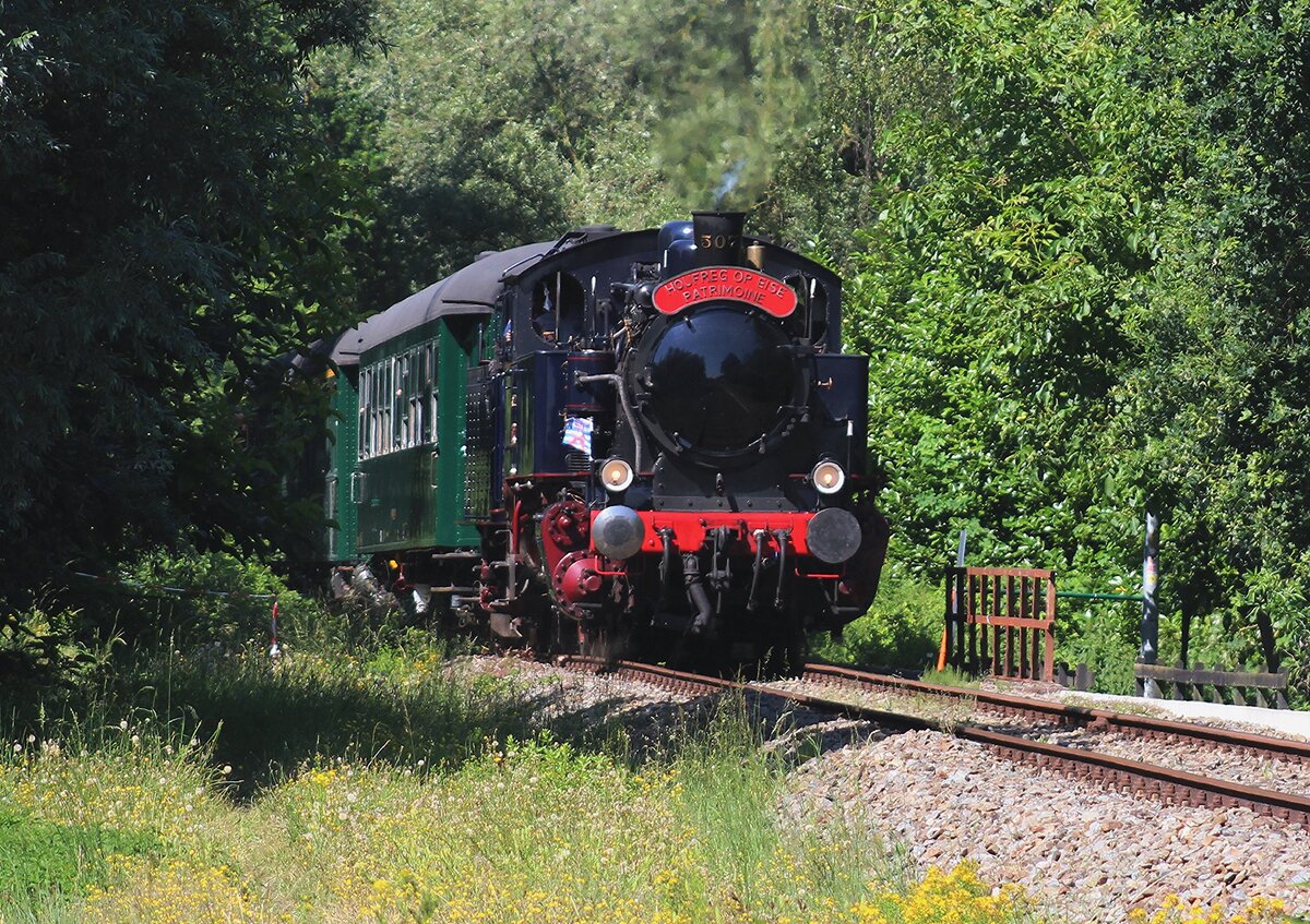 On 4 July 2026 Train 1900/AMTF 507 ENERGIE enters Puurs with one of the hourly  shuttle trains of the  Scheldeland in Stoom   spectacle. This is held in the first full weekend of July and sees not only many own vehicles inaction, but also guest locomotives, sometimes from abroad, like this one.