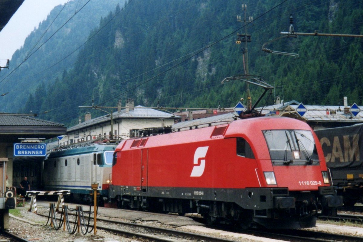 On 4 June 2003 ÖBB 1116 029 stands in front of an Italian EuroCity, having coupled the FS E 652 on the train.