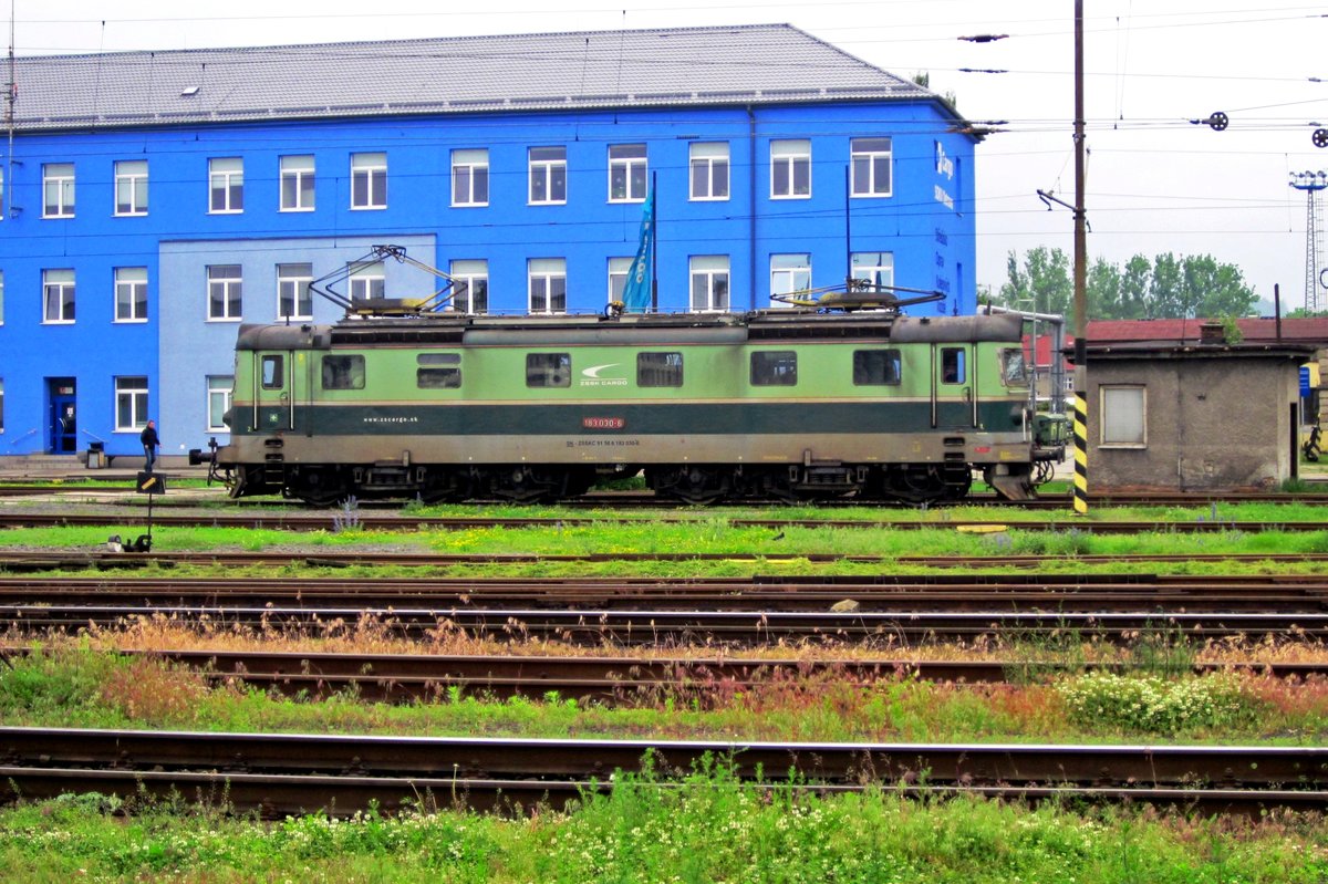 On 4 June 2013, 183 030 takes shelter from the rain in Ostrava hl.n.