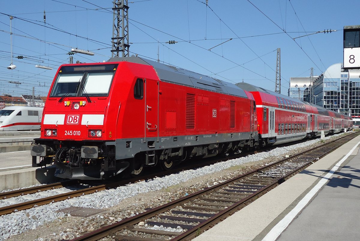 On 4 June 2015 DB 245 010 stands at München Hbf with a regional express to Mühldorf.
