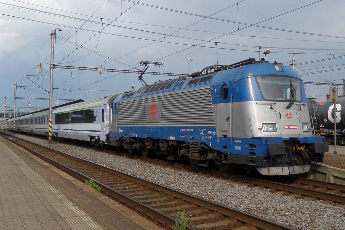 On 4 June 2016 CD 380 016 stands with EuroCity 'JAN SOBIESKI' in Bohumín.