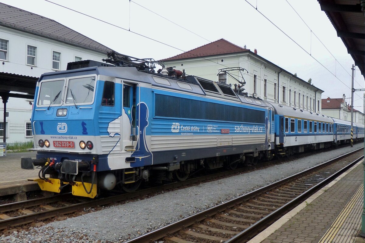On 4 June 2016 CD 362 039 shows her Chess board knight at Bohumín before departure with the Rychluk R8 to Prerov. Since 2021 this relation has been taken over by RegioJet.