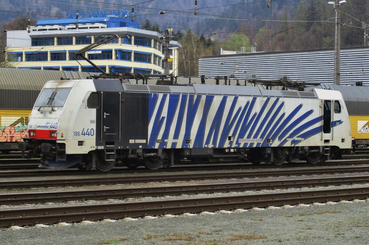 On 4 June 2017 Lokomotion 186 440 gets off an intermodal train at Kufstein to make place for other locos. 