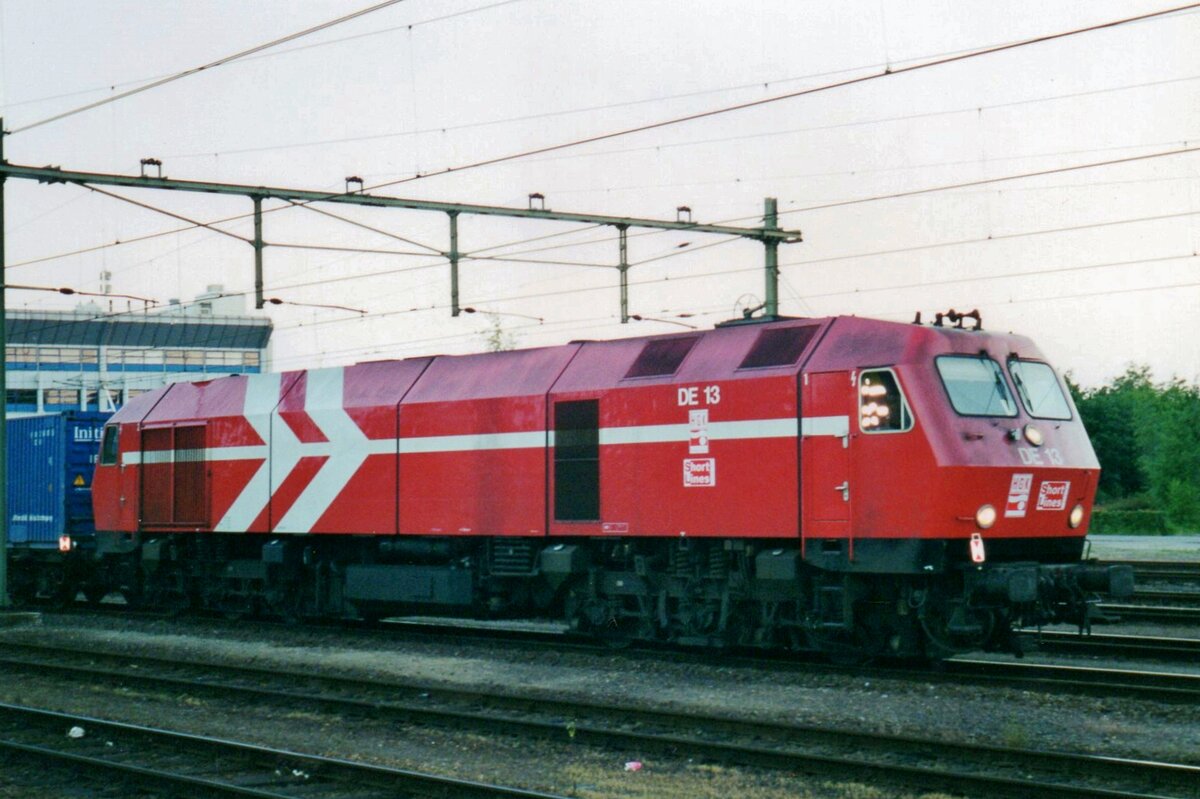 On 4 March 2000 HGK DE13 -former test loco 240 003- stands at Sittard. Sadly, none of the three 240s exist nowadays. Luckily we still have the pictures...