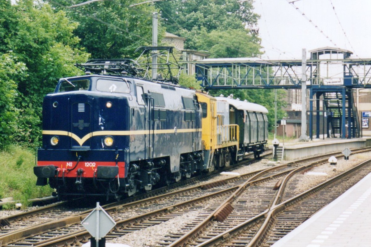 On 4 March 2000 NS 1202 hauls new items for the NSM at Utrecht, leaving Arnhem.