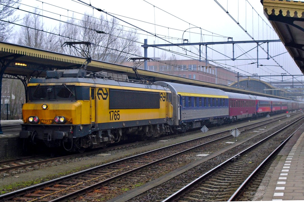 On 4 March 2012 NS 1765 stands at 's-Hertogenbosch with an overnight train from Tyrol.