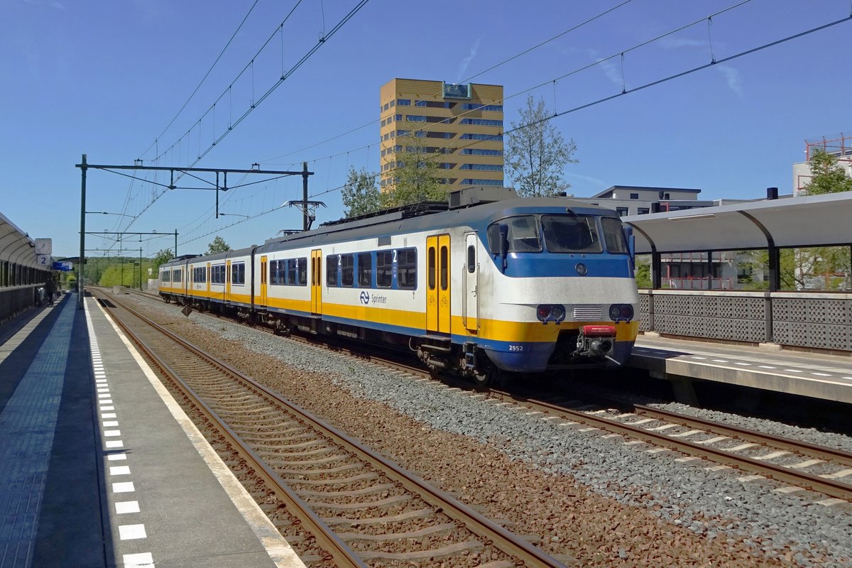 On 4 March 2019 NS 2952 leaves Nijmegen Dukenburg.