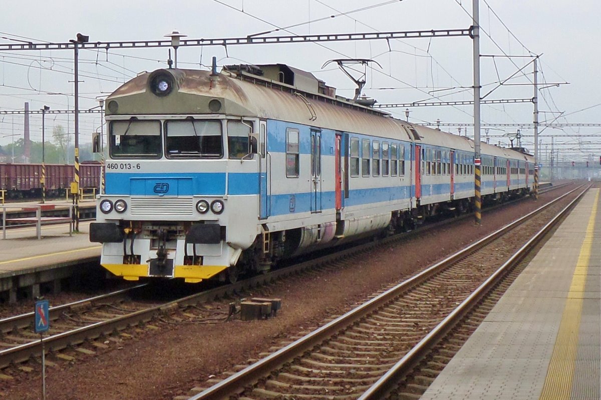 On 4 May 2016, CD 460 013 calls at Ostrava-Svinov.