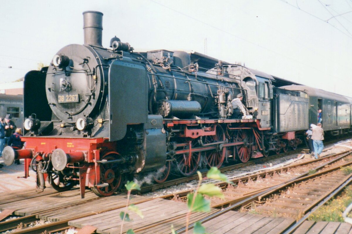 On 4 November 1999 DGEG's 38 2267 stands at Solingen-Ohligs.