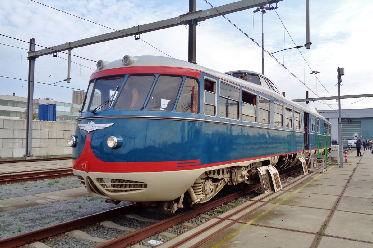 On 4 November 2017 NS Reizigers held an Open Day at their works shop at Amsterdam watergraafsmeer and one of the participants was DE-20, a former direction railcar, that used to be deployed by NS staff on conferences -by rail.