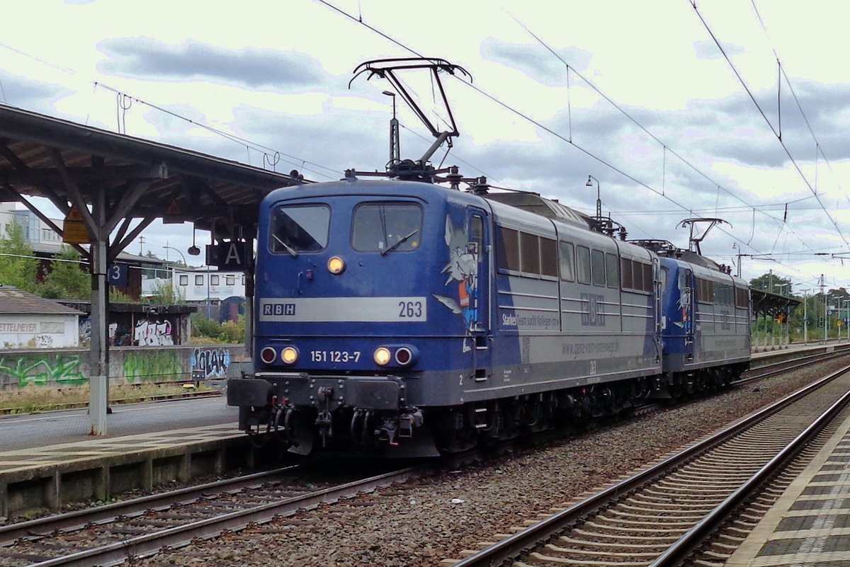 On 4 October 2010 RBH 263/151 123 hauls a sister loco through Bonn-Beuel.