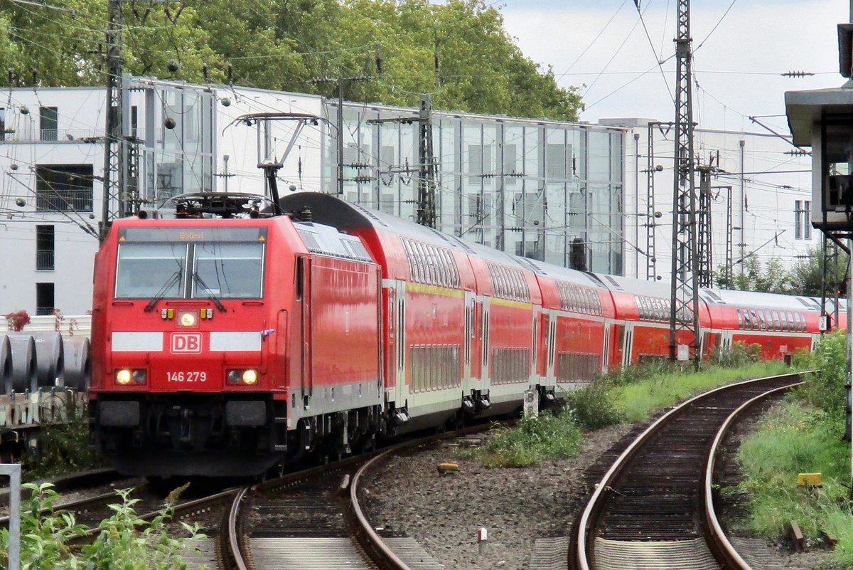 On 4 October 2017 DB 146 279 is about to call at Köln Süd.