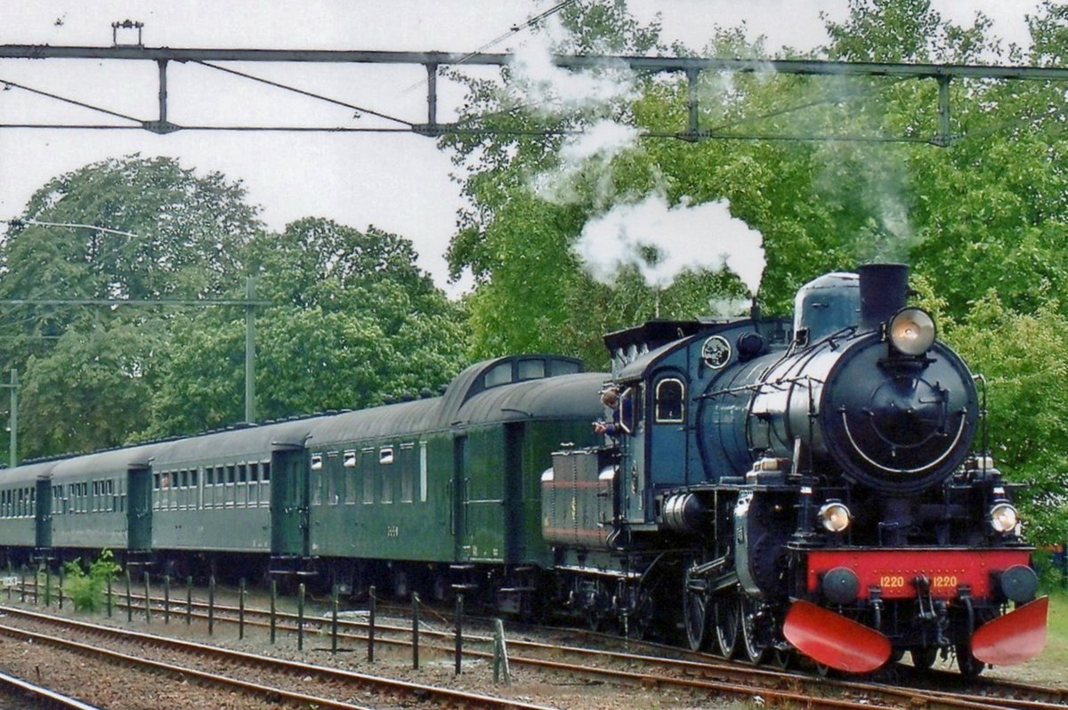 On 4 September 20-07 ZLSM 1220 hauls a VSM steam shuttle out of Dieren toward Beekbergen during the annual Terug naar Toen festivities. Sadly, ZLSM has had some troublesome years and nearly went bankrupt. As 'Miljoenenlijn' ZLSM has survived, but the fleet of Swedish steam engines now is inactive because of overdue repairs.