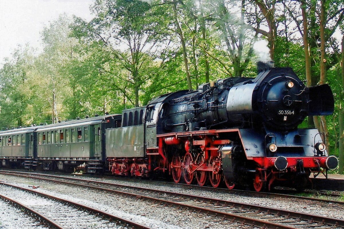 On 4 September 2007 VSM 50 3564 stands at Loenen during the annually held Terug naar Toen (Back to beyond) steam festival.