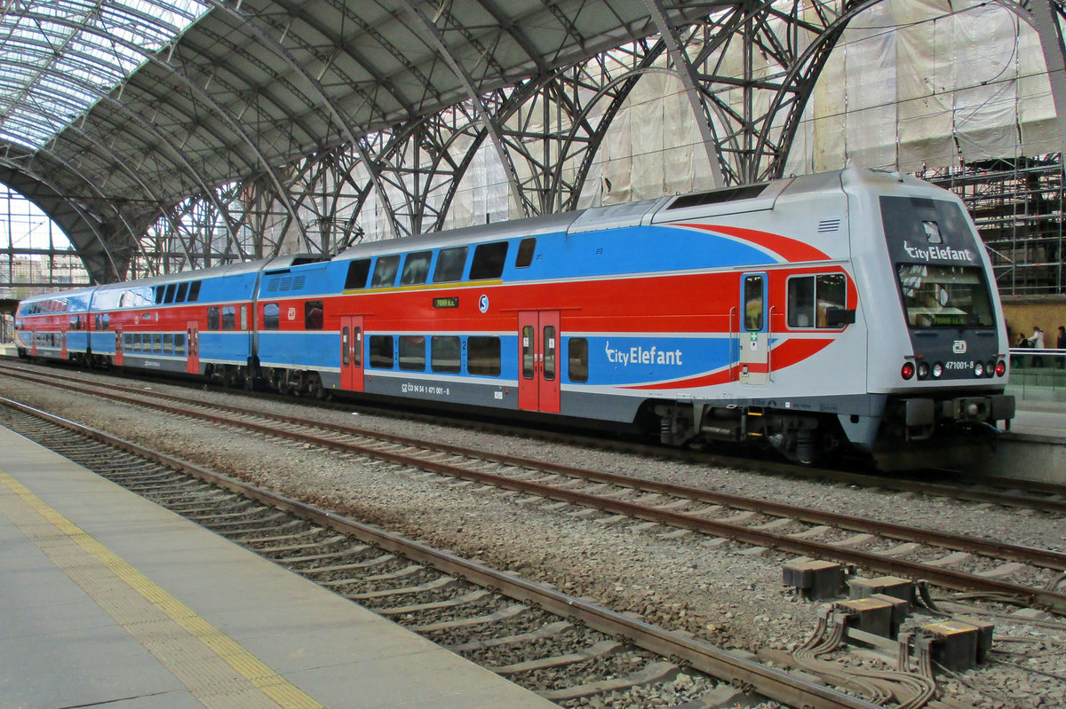 On 5 April 2017 CD 471 001 stands in Praha hl.n.