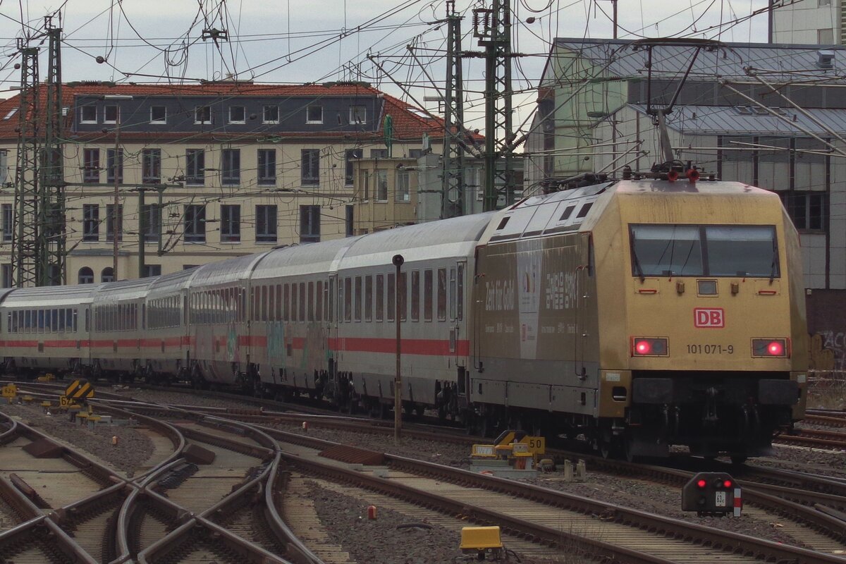 On 5 April 2018 DB Fernverkehr's  101 071 pushes a short IC service out of Hannover Hbf.