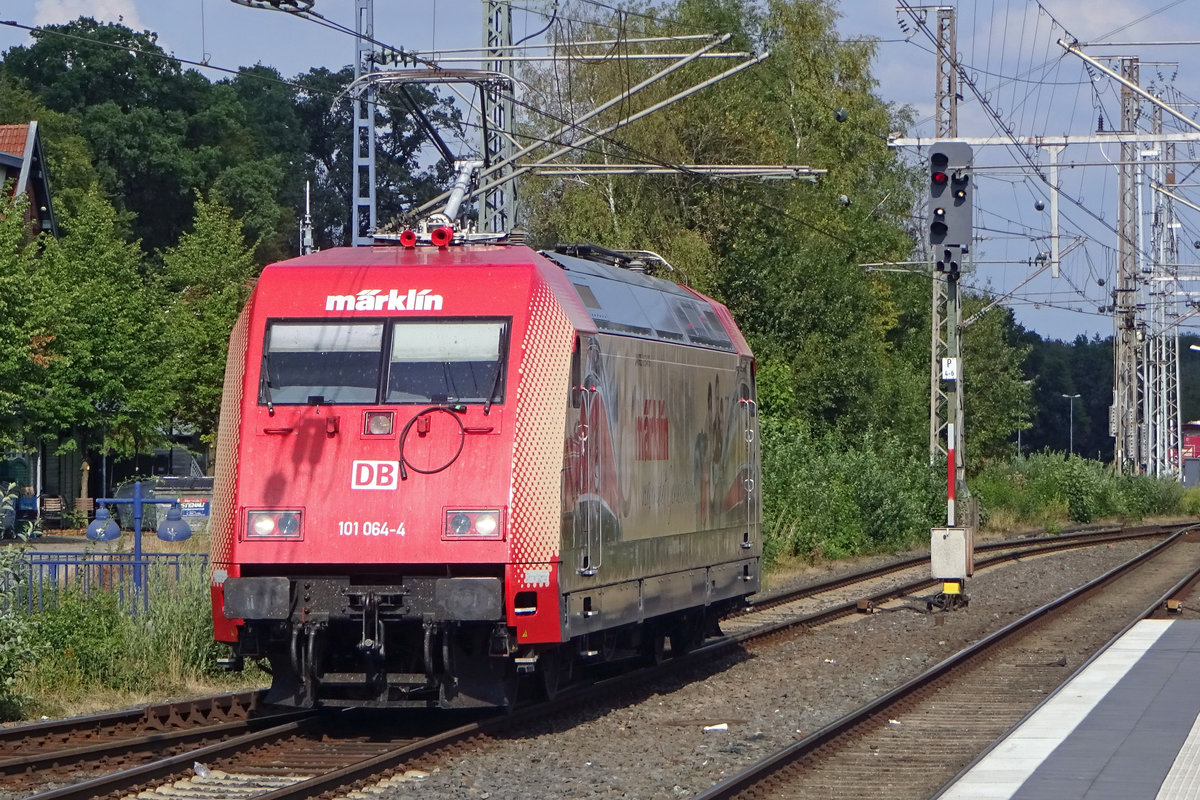 On 5 August 2019 DB 101 064 runs round at Bad Bentheim. 