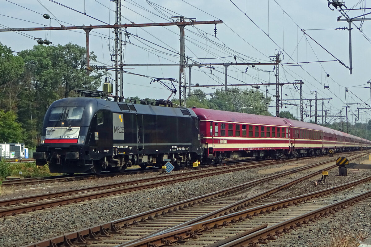 ON 5 August 2019 U2-022 hauls empty stock into Bad Bentheim, where a Dutch electric will take over this stock to Amsterdam, that will be reached four hours after the arrival at Bad Bentheim. At Amsterdam this stock will form the second Szighedt-Express (departure 16;34) that will come to Bad Bentheim with the Dutch electric, that took over the stock in the photo. At Bad Bentheim, U2-022 will take over the now filled Szighedt-Express II for the leap to Frankfurt (where another electric wil bring the train into Wien, where the last leap to Budapest is scheduled). 