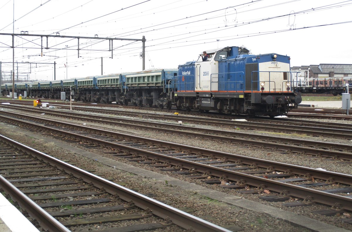 On 5 December 2018 Volker rail 203-5 shunts at Amersfoort.