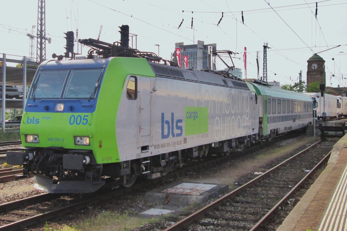 On 5 June 2014 BLS 485 005 hauls an intermodal freight through Basel Badischer Bahnhof toward Muttenz yard.