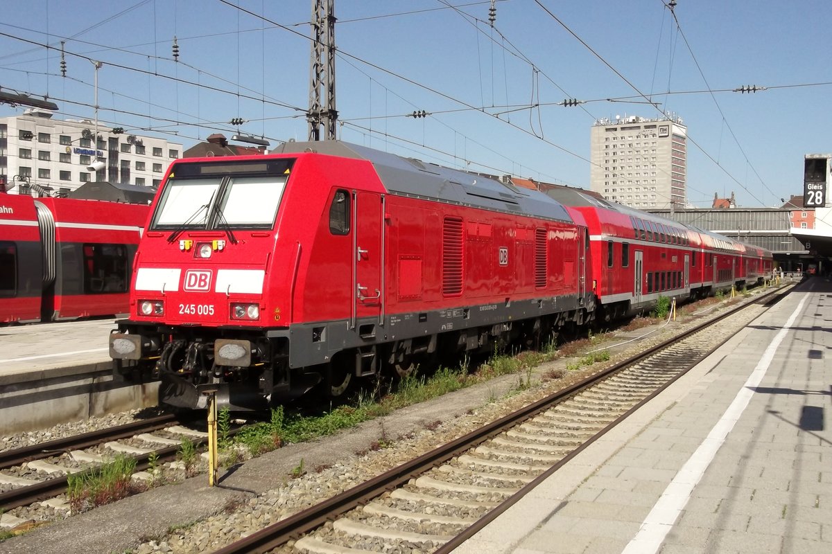 On 5 June 2015 DB 245 005 stands at München Hbf with a regional express to Mühldorf.