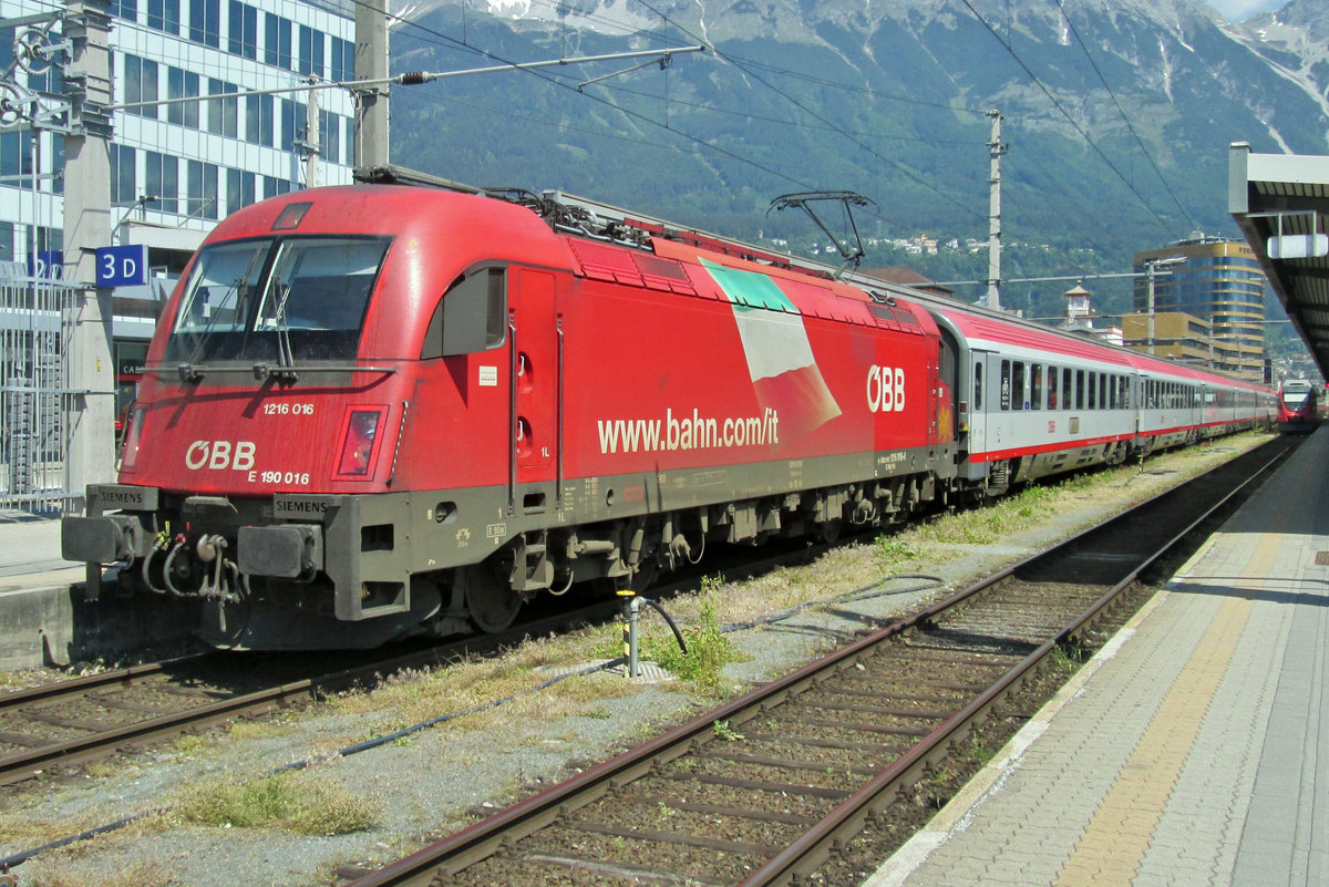On 5 June 2016 ÖBB 1216 016 calls at Innsbruck Hbf.