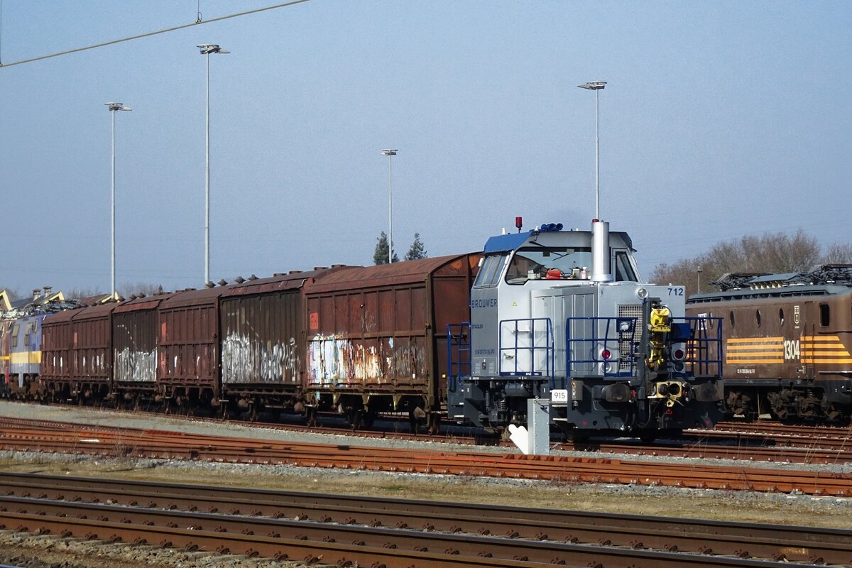 On 5 March 2022 Brouwer 712 stands at Blerick-Stadler and seems to shunt some freight wagons. Actually the loco excells here in doing nothing.