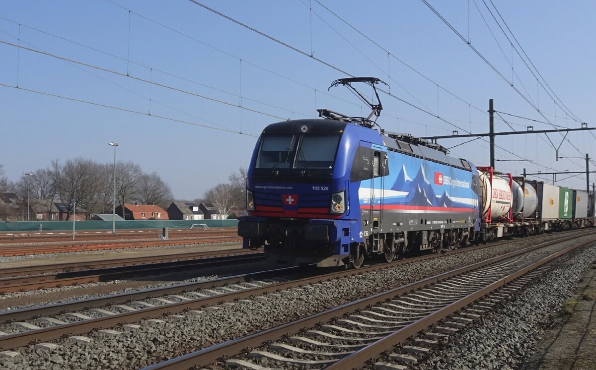 On 5 March 2022, the first of two SBBCI freights passes through Blerick, hauled by 193 520. Since the Swiss notation for the Multi-System Vectron (in Germany 193) is Class 475, I put this in Class 475.